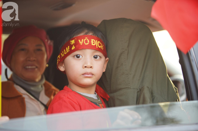Mẹ Quang Hải cùng dàn xe máy cày diễu hành ra sân bay Nội Bài đón đội tuyển U22 Việt Nam trở về-10