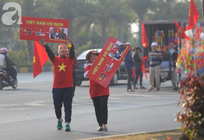 Mẹ Quang Hải cùng dàn xe máy cày diễu hành ra sân bay Nội Bài đón đội tuyển U22 Việt Nam trở về-7