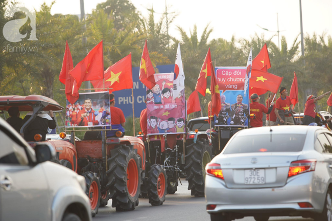 Mẹ Quang Hải cùng dàn xe máy cày diễu hành ra sân bay Nội Bài đón đội tuyển U22 Việt Nam trở về-14