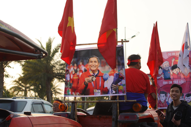 Mẹ Quang Hải cùng dàn xe máy cày diễu hành ra sân bay Nội Bài đón đội tuyển U22 Việt Nam trở về-15