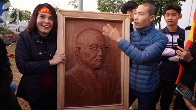 Nam thanh niên điêu khắc bức phù điêu bằng gỗ lát cao 90cm chân dung HLV Park Hang Seo lên tận sân bay chờ tặng-2
