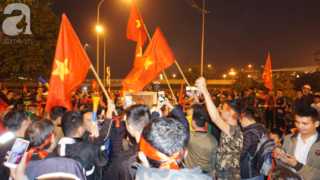 Nam thanh niên điêu khắc bức phù điêu bằng gỗ lát cao 90cm chân dung HLV Park Hang Seo lên tận sân bay chờ tặng-3