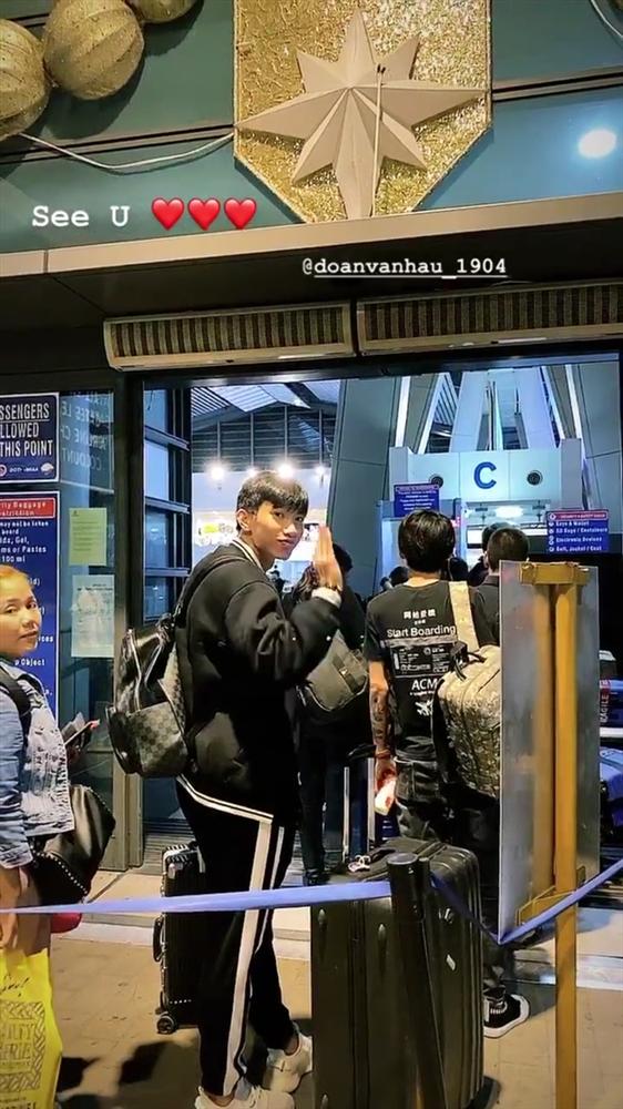 Văn Hậu hôn gió, chào tạm biệt bạn gái khi lên máy bay đi Hà Lan-1