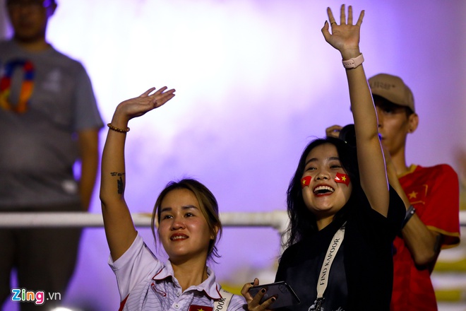 Văn Hậu hôn gió, chào tạm biệt bạn gái khi lên máy bay đi Hà Lan-3