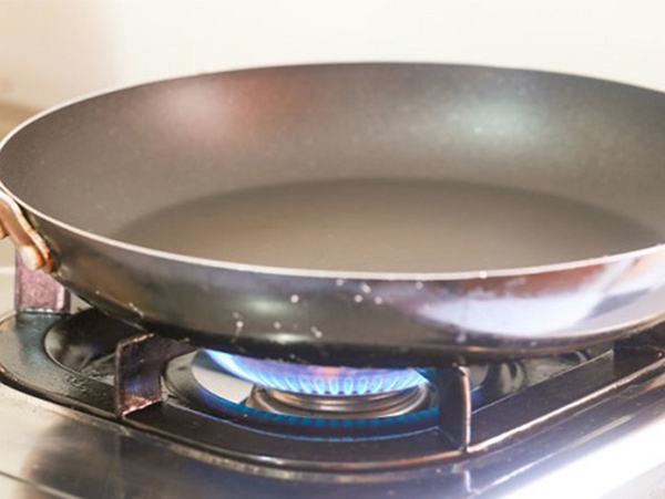 5 sai lầm khiến chảo chống dính dù đắt tiền đến mấy cũng nhanh hỏng, người dùng bị nhiễm độc, tăng nguy cơ bị ung thư-1