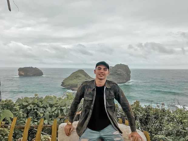 Trái với hình ảnh quần đùi, áo số, mặt căng trên sân cỏ, thủ môn U22 Indonesia lại là một tín đồ sống ảo thực thụ-2