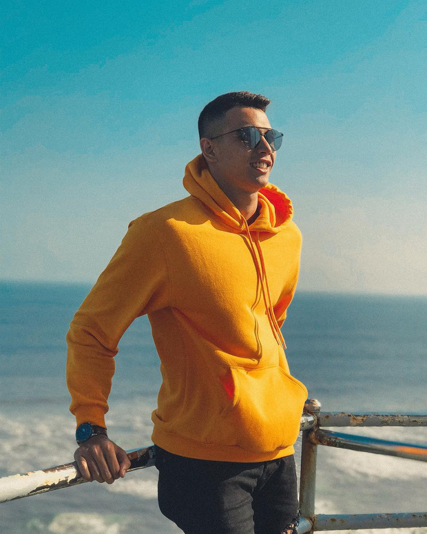 Trái với hình ảnh quần đùi, áo số, mặt căng trên sân cỏ, thủ môn U22 Indonesia lại là một tín đồ sống ảo thực thụ-3