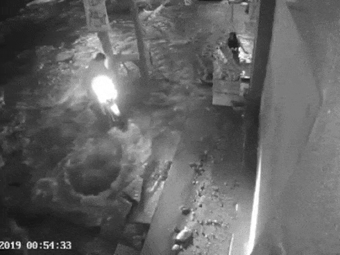 Clip: Kinh hoàng cảnh ống nước nổ tung, cả người và xe máy cùng lao xuống hố sâu