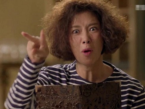 Mãi không thấy con dâu mới xuống ăn sáng, mẹ tôi lật đật chạy lên phòng gọi thì hét thất thanh vì cảnh tượng trước mặt