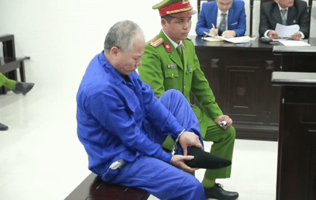 Bị cáo truy sát cả nhà em trai bình thản khai nhận tội ác, có hành động nắn bóp chân tay tại toà gây bức xúc-1