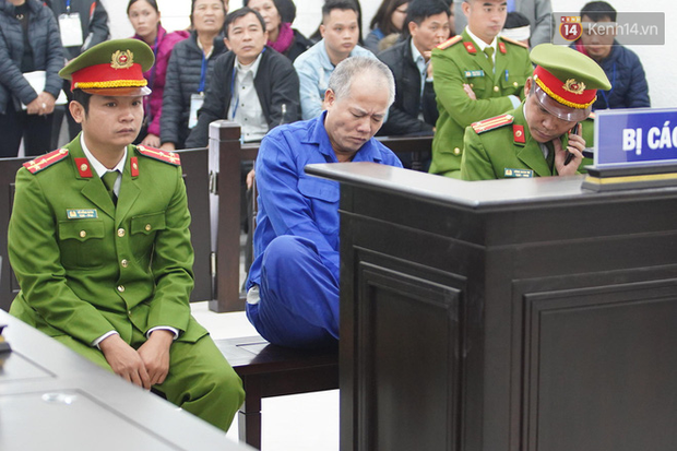 Bị cáo truy sát cả nhà em trai bình thản khai nhận tội ác, có hành động nắn bóp chân tay tại toà gây bức xúc-2