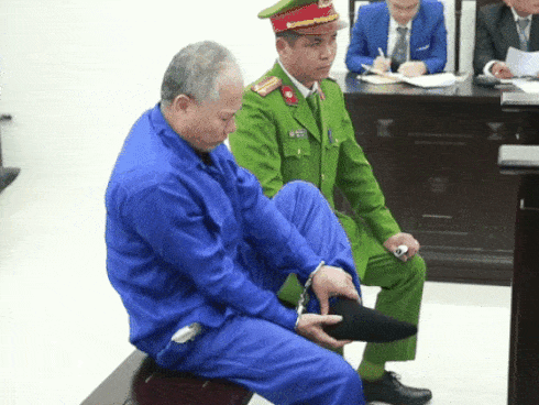 Bị cáo truy sát cả nhà em trai bình thản khai nhận tội ác, có hành động nắn bóp chân tay tại toà gây bức xúc