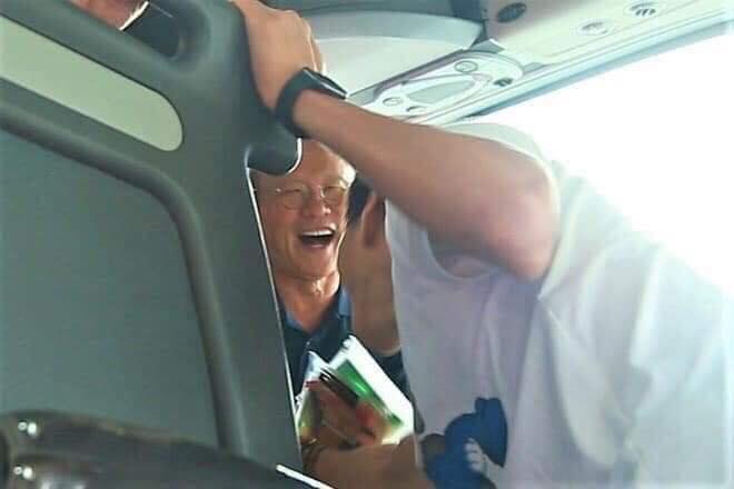 Chiếc áo phông mà Đoàn Văn Hậu diện lúc chia tay đồng đội về nước được giới trẻ săn đón đến cháy hàng-4