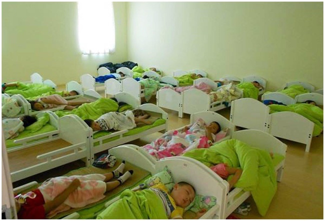 Cậu bé mẫu giáo không ngủ vào buổi trưa, bí mật làm 1 hành động khiến cô giáo đỏ mặt khi phát hiện-1