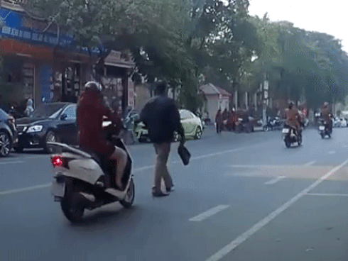 Đi bộ giữa lòng đường, người đàn ông bị đâm ngã