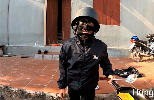 Mẹ con Bà Tân Vlog bị ném đá vì đăng clip cosplay thanh niên bôi mặt đen cầm đầu gà xin tiền: Ủa, hổng có dzui!-1