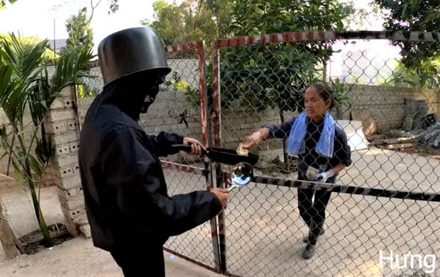 Mẹ con Bà Tân Vlog bị ném đá vì đăng clip cosplay thanh niên bôi mặt đen cầm đầu gà xin tiền: Ủa, hổng có dzui!-2