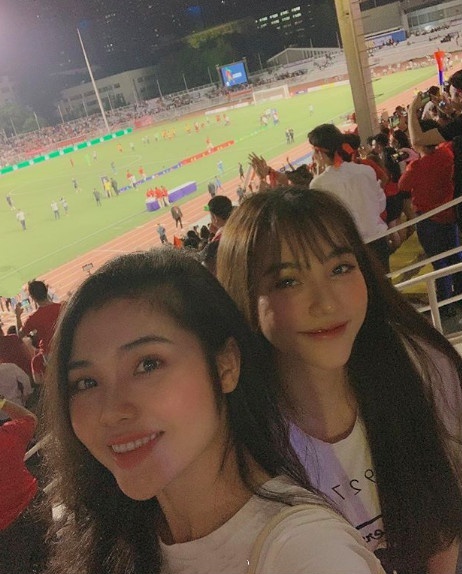 Bạn gái Hoàng Đức được khen xinh đẹp khi ra sân cổ vũ bạn trai-5