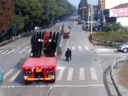 Bị xe tải tông trúng rồi kéo lê, tài xế xe máy vẫn sống sót-1