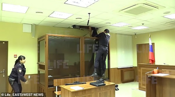 Sau khi sát hại chị gái, kẻ giết người tìm cách tẩu thoát qua trần nhà của tòa án nhưng nhận về cái kết dở khóc dở cười-3