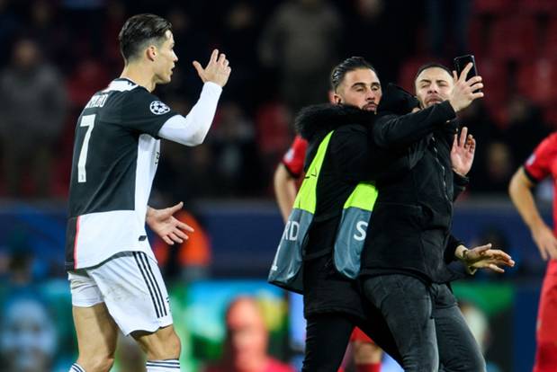 Ronaldo lần đầu nổi điên vì bị fan hâm mộ dúi đầu đòi chụp ảnh, nhưng xem kỹ mới thấy thủ phạm là nhân vật khác-1