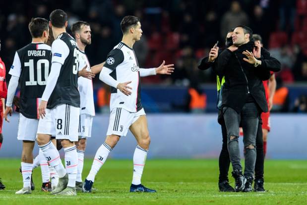 Ronaldo lần đầu nổi điên vì bị fan hâm mộ dúi đầu đòi chụp ảnh, nhưng xem kỹ mới thấy thủ phạm là nhân vật khác-2
