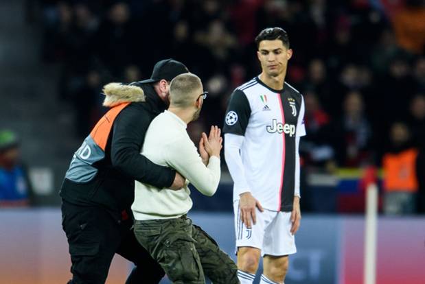 Ronaldo lần đầu nổi điên vì bị fan hâm mộ dúi đầu đòi chụp ảnh, nhưng xem kỹ mới thấy thủ phạm là nhân vật khác-3