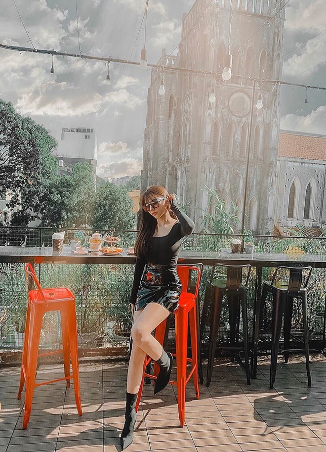 Bạn gái Hoàng Đức được khen xinh đẹp khi ra sân cổ vũ bạn trai-14