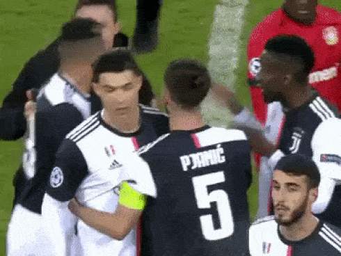 Ronaldo từ chối đeo băng đội trưởng Juventus và ngay sau đó là hành động tôn vinh đồng đội cực kỳ tinh tế-2