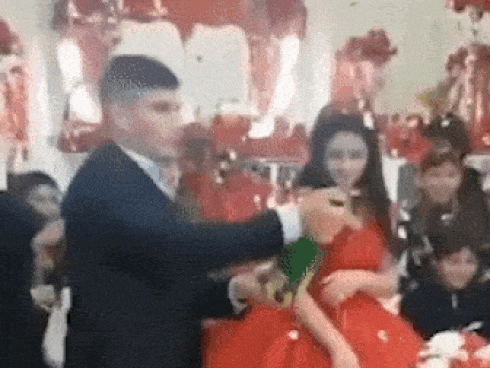 Chú rể khiến tất cả ngỡ ngàng với những hành động 'khó đỡ' trong tiệc cưới