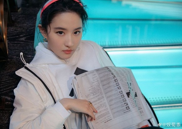 Thoát hình ảnh Thần tiên tỷ tỷ, Lưu Diệc Phi tạo dáng cực cá tính với style thời trang năng động-4