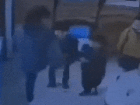 Bảo mẫu Trung Quốc đá vào chân 2 bé trai vì không nghe lời