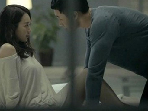 Vừa cởi áo cô nàng bốc lửa, tôi sốc khi bạn gái đứng vỗ tay chúc mừng-3