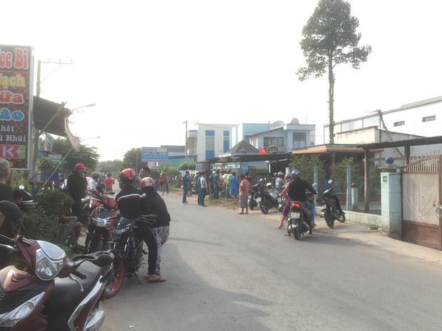 Nam thanh niên biểu hiện lạ tự cầm dao kề cổ, chạy vào nhà dân cố thủ khiến cả khu phố náo loạn-1