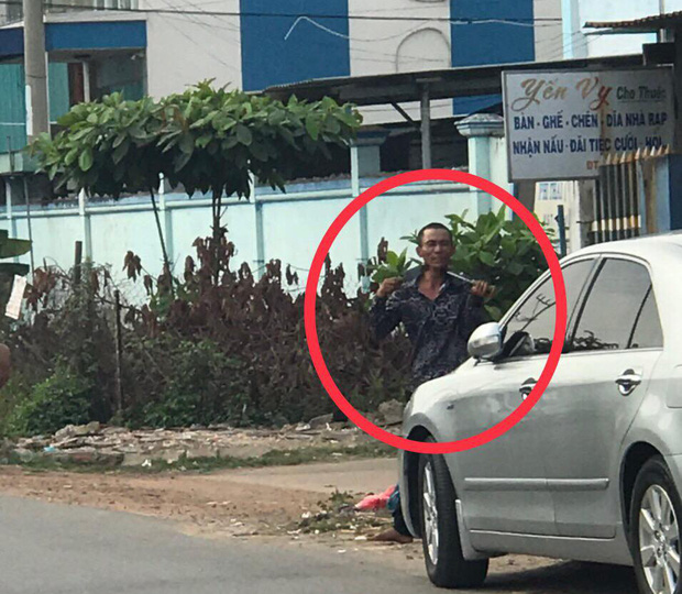 Nam thanh niên biểu hiện lạ tự cầm dao kề cổ, chạy vào nhà dân cố thủ khiến cả khu phố náo loạn-2