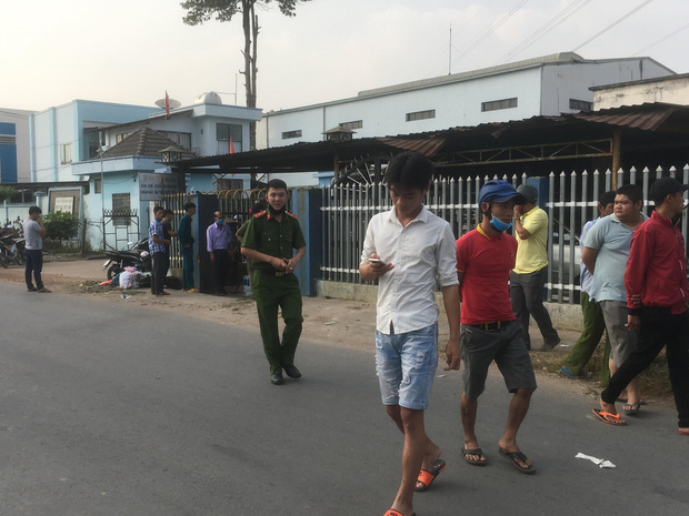 Nam thanh niên biểu hiện lạ tự cầm dao kề cổ, chạy vào nhà dân cố thủ khiến cả khu phố náo loạn-3