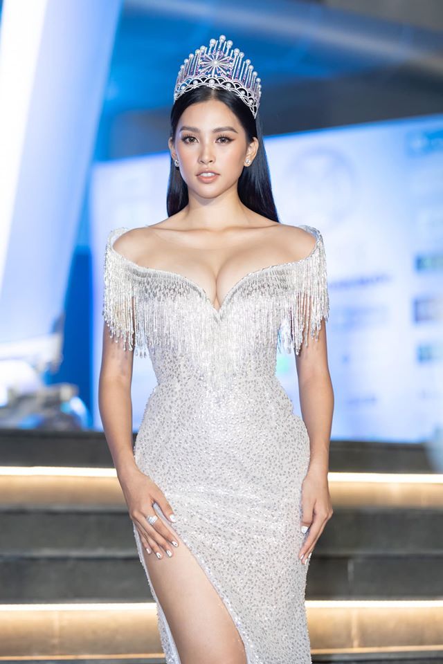 Những lần khoe eo thon, lưng cong ngực đầy của Hoa hậu Tiểu Vy-1