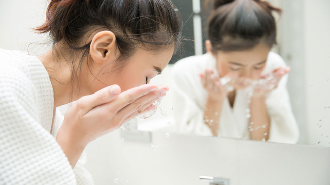 Sai lầm khi rửa mặt trong mùa Đông mà 8/10 chị em đều mắc phải khiến da thô ráp và lão hóa không phanh-2
