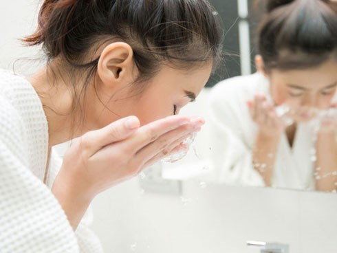 Sai lầm khi rửa mặt trong mùa Đông mà 8/10 chị em đều mắc phải khiến da thô ráp và lão hóa không phanh