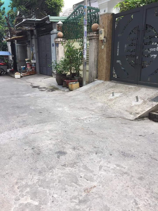 Chôn 2 cọc sắt trước cổng để bẫy xe lùi ké, chủ nhà khiến tất cả kinh hãi-1