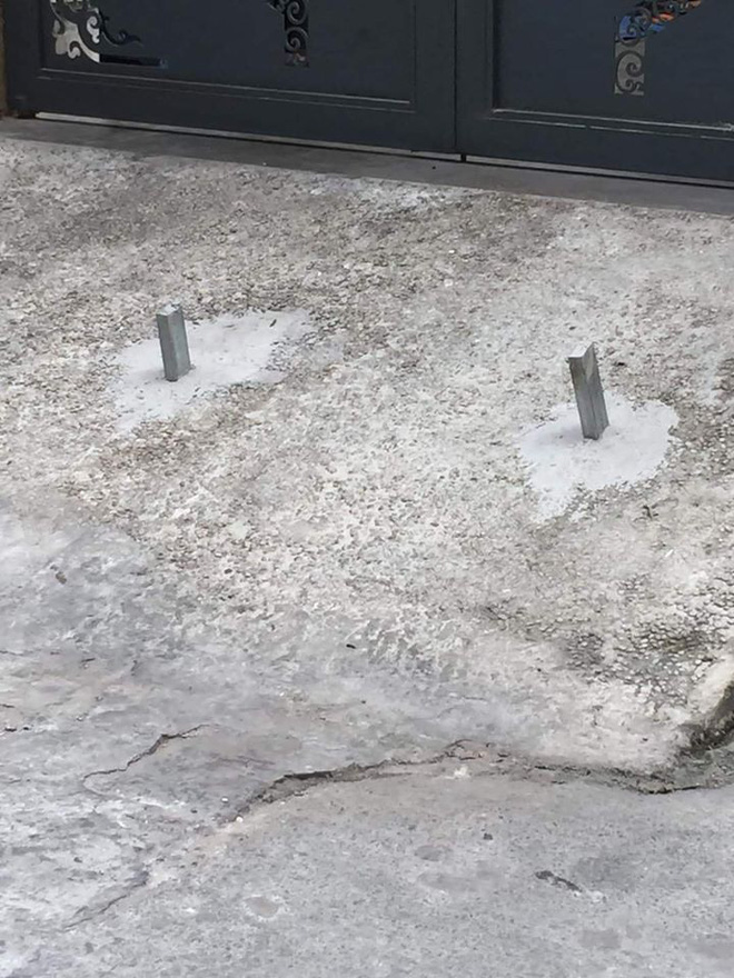 Chôn 2 cọc sắt trước cổng để bẫy xe lùi ké, chủ nhà khiến tất cả kinh hãi-2