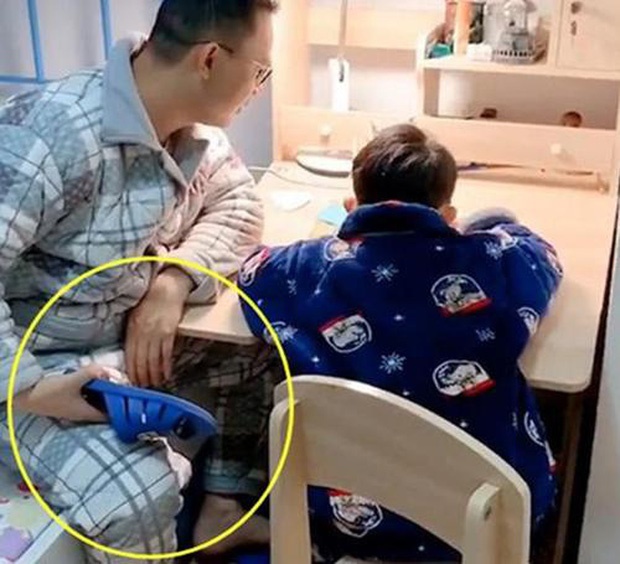 Bị bố quát vì làm mãi vẫn sai bài toán con có 10 quả táo cho bố 4 quả, cậu bé khóc mếu: Cho bố tất, không học nữa!-1