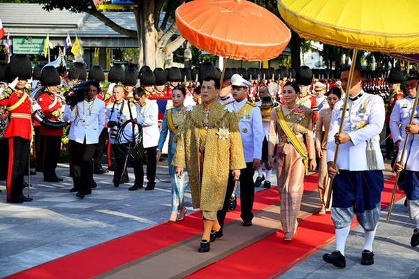 Quốc vương và Hoàng hậu Thái Lan dự lễ rước thuyền, sự kiện được cho là gián tiếp khiến Hoàng quý phi bị phế truất-1