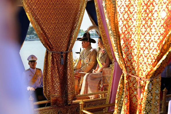 Quốc vương và Hoàng hậu Thái Lan dự lễ rước thuyền, sự kiện được cho là gián tiếp khiến Hoàng quý phi bị phế truất-2