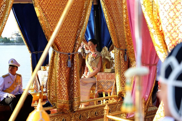 Quốc vương và Hoàng hậu Thái Lan dự lễ rước thuyền, sự kiện được cho là gián tiếp khiến Hoàng quý phi bị phế truất-3