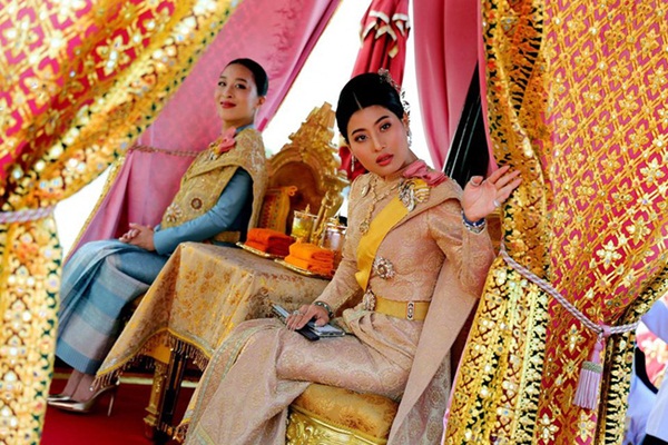 Quốc vương và Hoàng hậu Thái Lan dự lễ rước thuyền, sự kiện được cho là gián tiếp khiến Hoàng quý phi bị phế truất-4