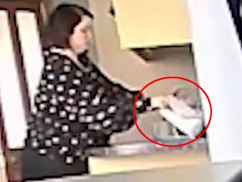 Bí mật lắp camera trong bếp, người phụ nữ sốc nặng trước hành động của cô bạn thân