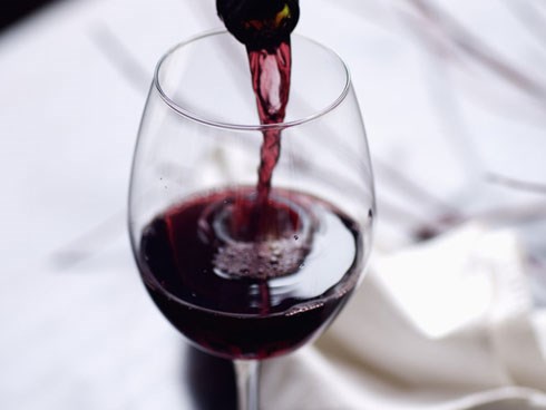 Tin vui nức nở cho hội chị em sợ béo: Uống 2 ly rượu vang đỏ trước khi đi ngủ sẽ giúp giảm cân