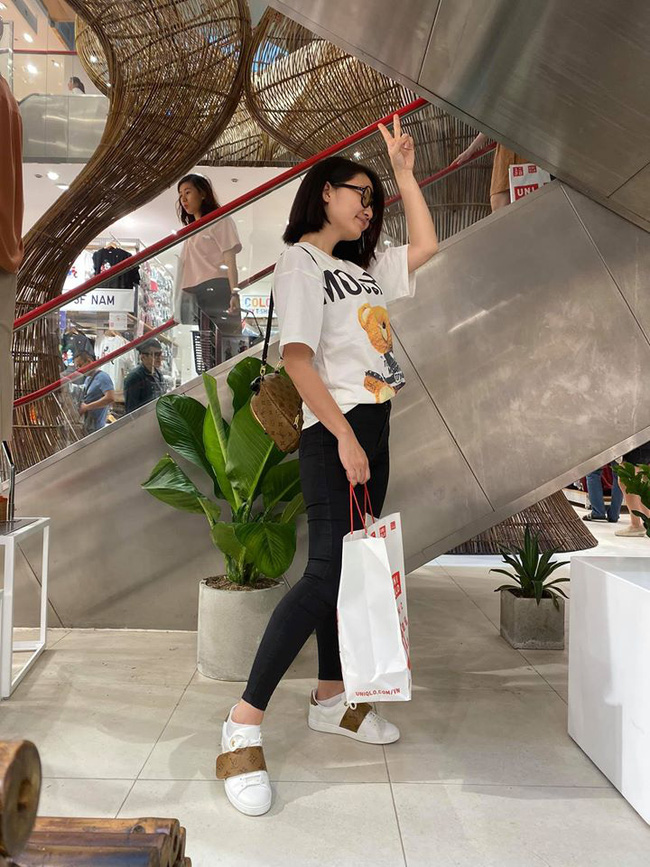 Sau chuỗi ngày buồn bã hậu ly hôn, Ngọc Lan công khai kề vai bá cổ thân thiết bên một người đàn ông lạ-2