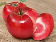 Chị em phấn khích với giống táo vỏ đỏ, ruột cũng đỏ mà lại không phải là quả biến đổi gen